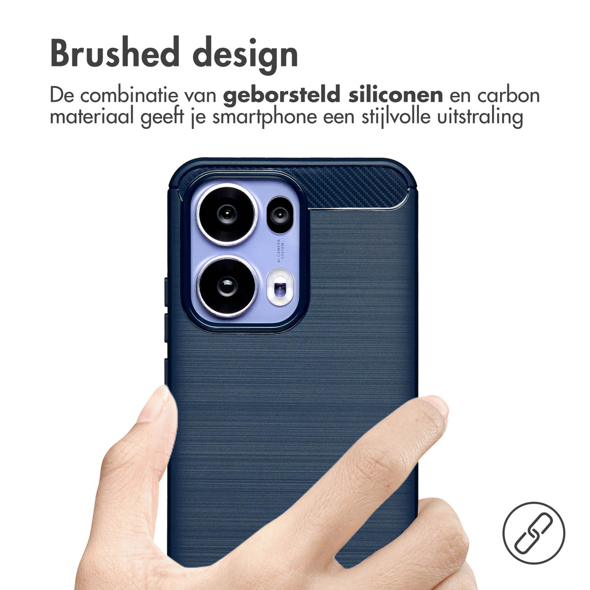 Hand houdt blauwe telefoonhoes vast. Hoes heeft geborsteld ontwerp en tekst 'Brushed design'. Camerasysteem zichtbaar. Witte achtergrond. Link icoon.