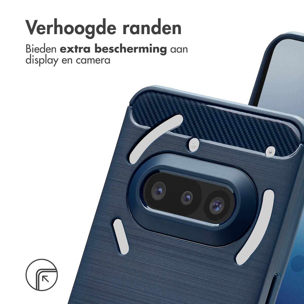Close-up van een telefoonhoesje. De hoes is donkerblauw met verhoogde randen, een cameramodule is zichtbaar.