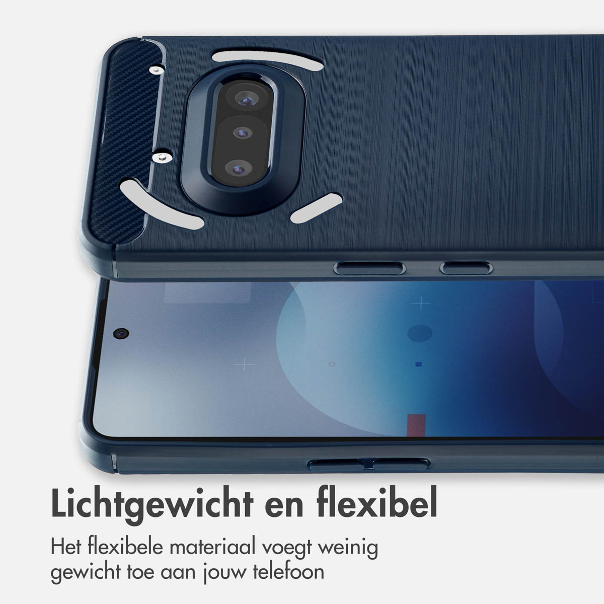 Een blauwe telefoonhoes wordt geopend en onthult het telefoonscherm. De hoes heeft een getextureerd oppervlak en een camera-uitsparing.