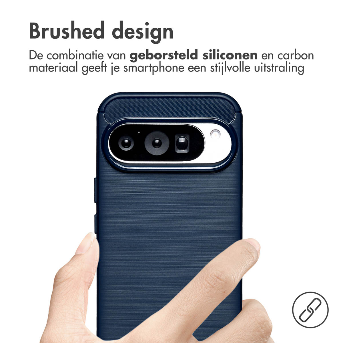 Une main tient une coque de smartphone bleu marine. La coque a une texture brossée et une découpe pour l'appareil photo. Texte : 'Brushed design'.