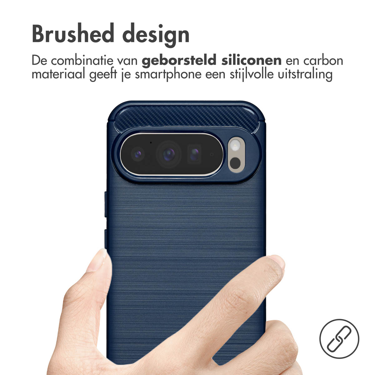 Une main tient une coque de smartphone bleu foncé. La coque a un design brossé avec une découpe pour l'appareil photo. Le texte en haut est 'Brushed design'.