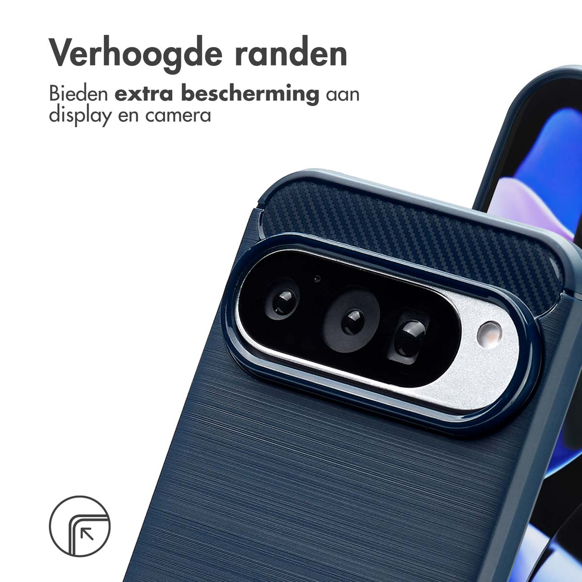 Gros plan sur une coque de téléphone. La coque est bleu foncé et a une surface texturée. L'objectif de l'appareil photo est visible, avec trois lentilles.