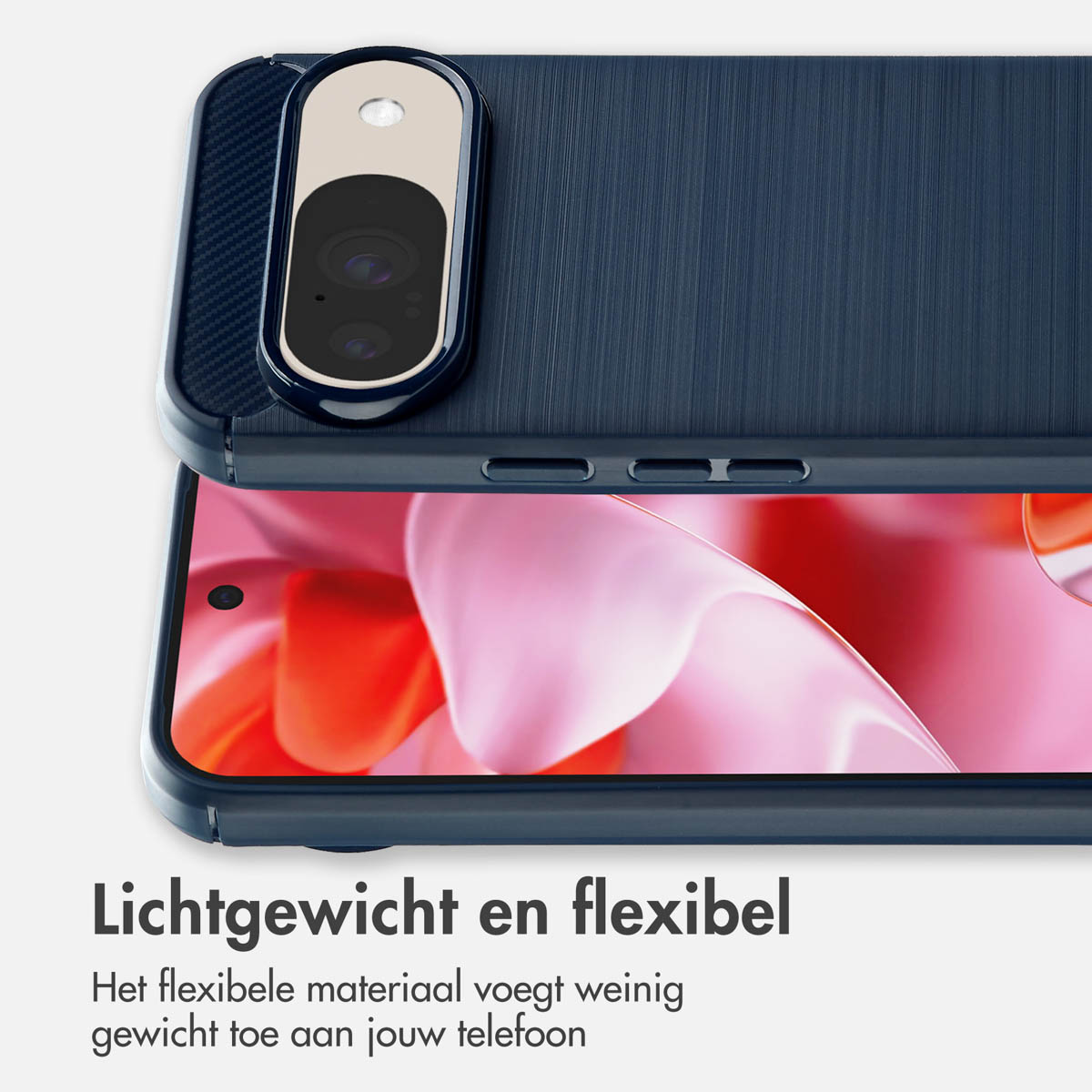 Primo piano di un telefono con custodia blu, lenti della fotocamera e schermo rosa e arancione. Testo in basso: leggero e flessibile.