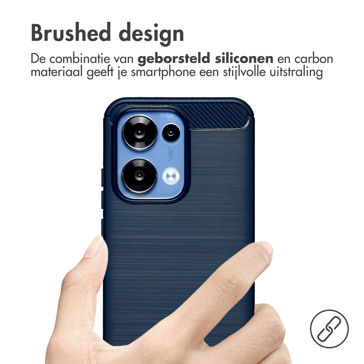 Una mano tiene una custodia blu navy con una trama spazzolata. La custodia ha un'area fotocamera con più lenti.