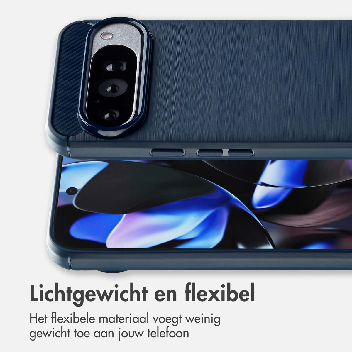 Un étui de téléphone bleu foncé avec un dos texturé est présenté. La caméra et l'écran du téléphone sont visibles. Le texte en dessous dit léger et flexible.