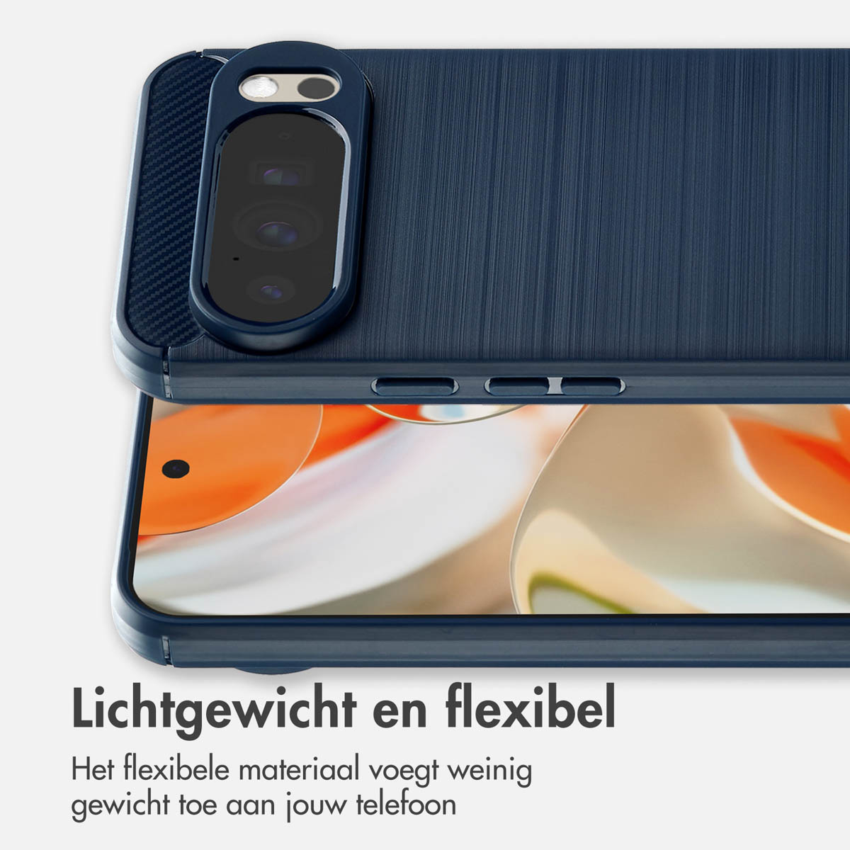 Gros plan sur un étui de téléphone bleu avec une découpe pour l'appareil photo. L'étui est posé sur un téléphone avec un fond orange et blanc.