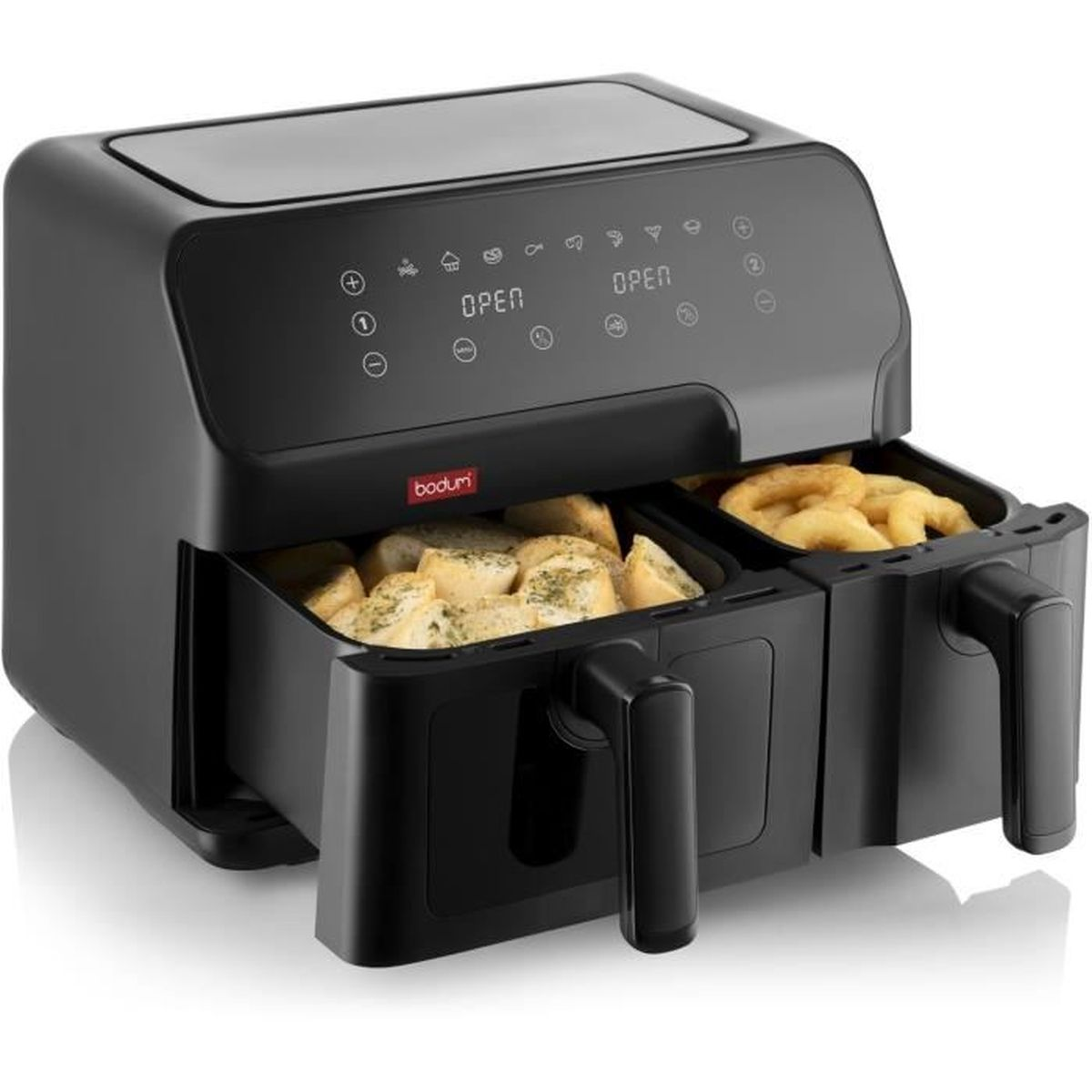 Friggitrice ad aria Bodum nera a doppio cestello con cibo all'interno. Un lato contiene patatine fritte, l'altro cibo impanato. Pannello di controllo con pulsanti 'OPEN'.
