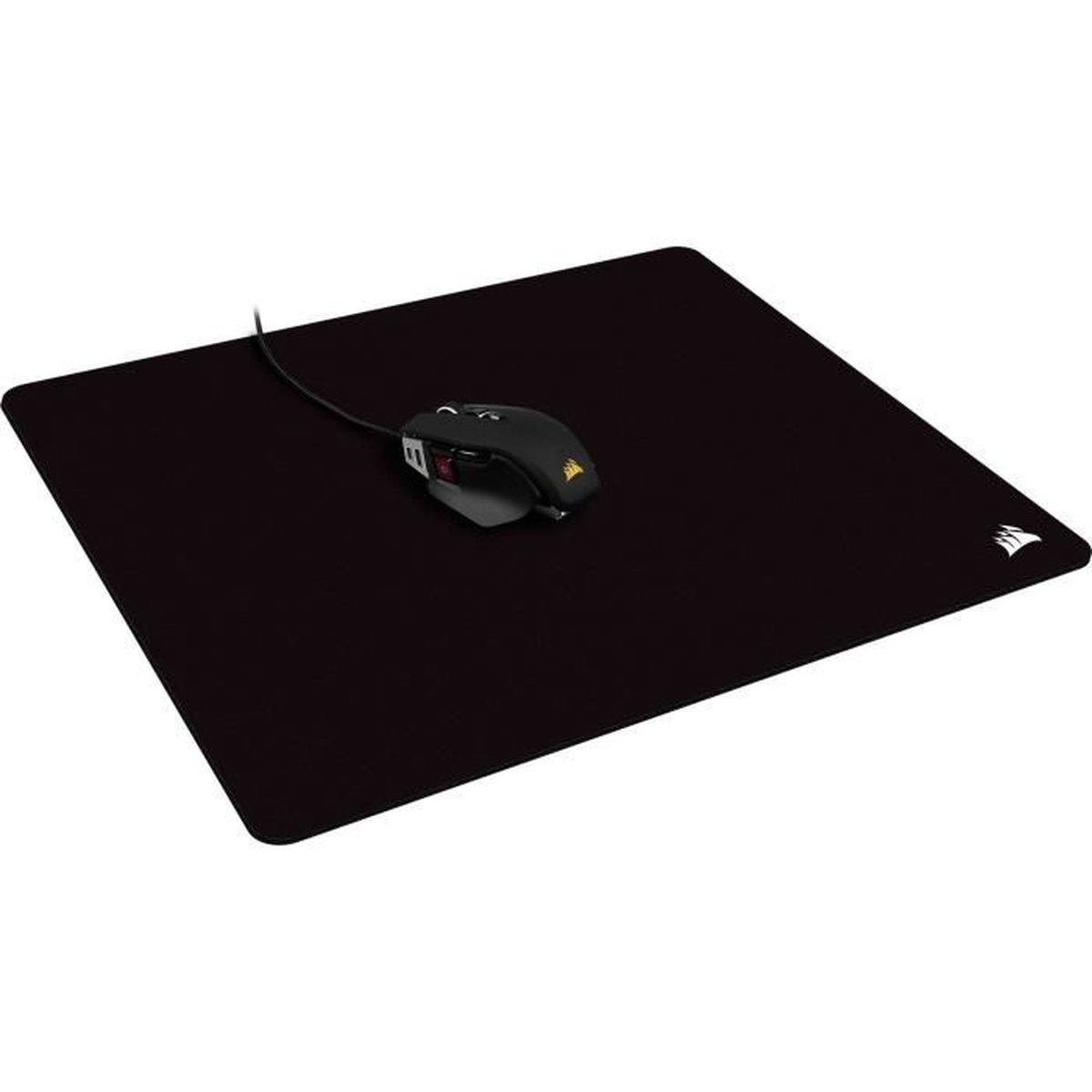 Een zwarte muis ligt op een zwart muismat. Het muismat heeft een wit logo in de hoek. De muis is zwart met rode accenten.