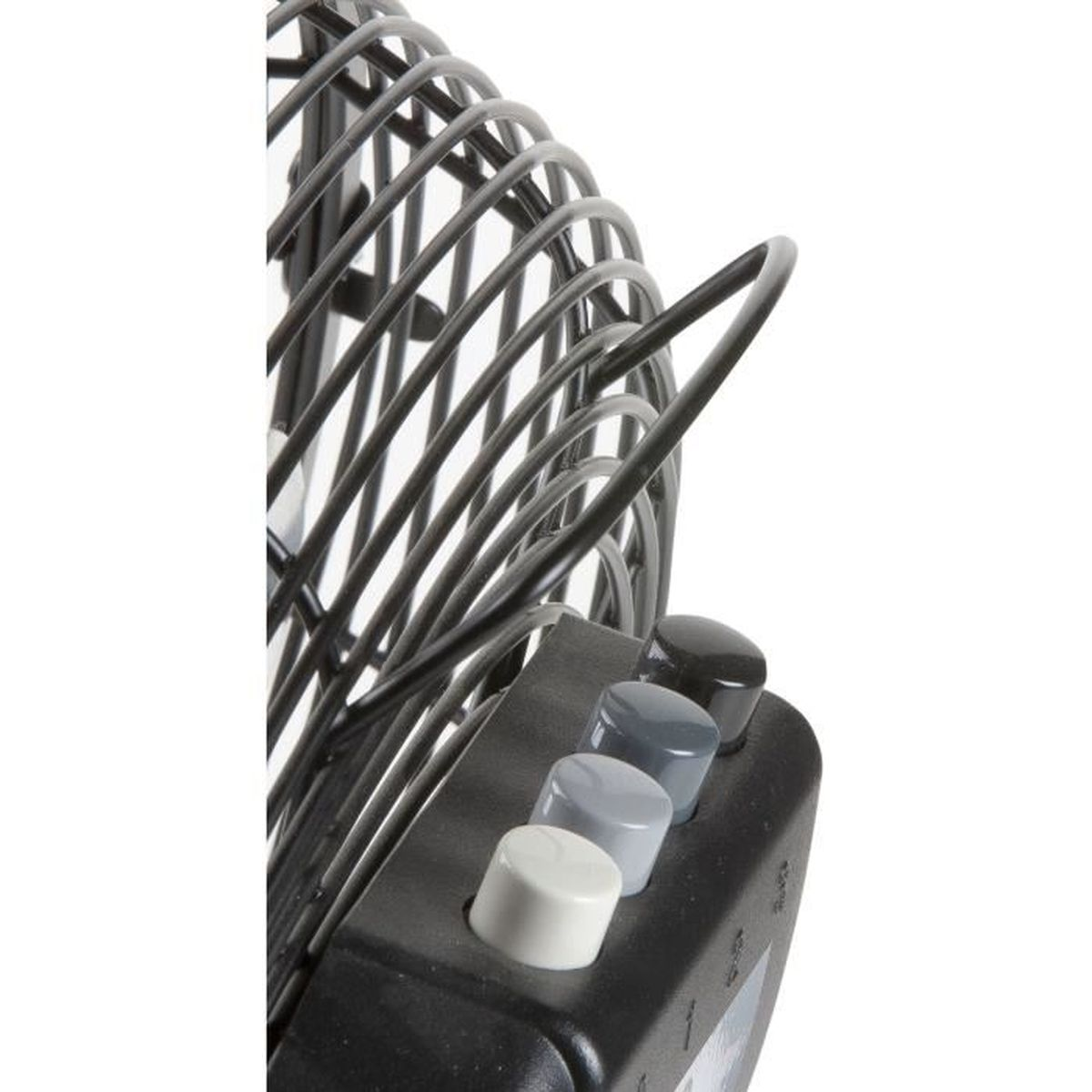 Gros plan sur un ventilateur noir. Le ventilateur a une cage en fil de fer et quatre boutons gris. Le fond est blanc.