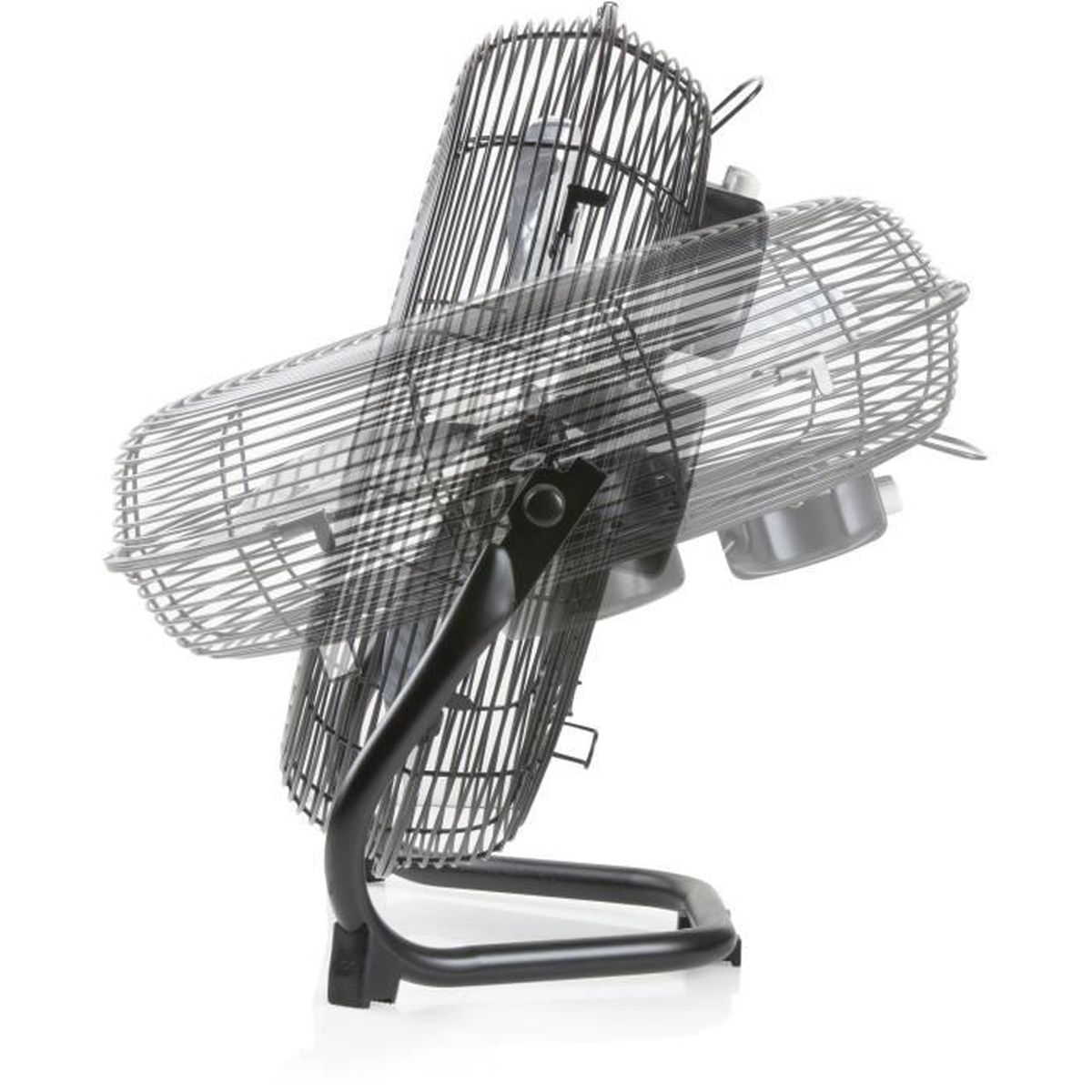 Un ventilateur oscillant noir avec un design en cage. Il est sur fond blanc. Le ventilateur est incliné.