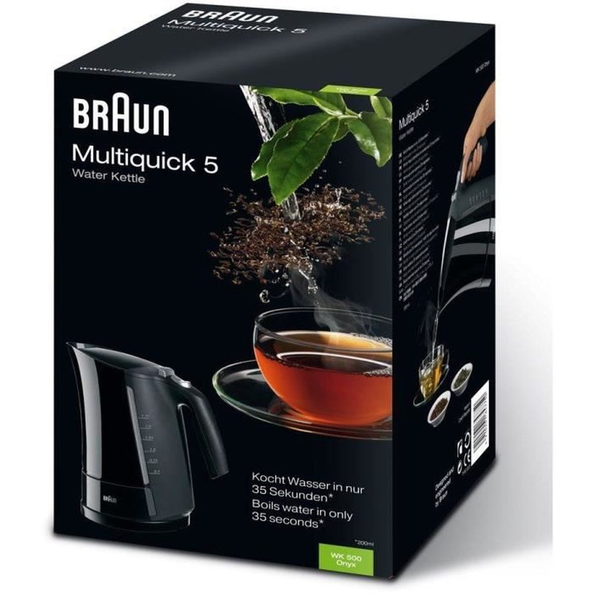 Een zwarte Braun waterkoker op een doos. Thee wordt in een glas gegoten. De doos heeft tekst: Braun Multiquick 5, Waterkoker.
