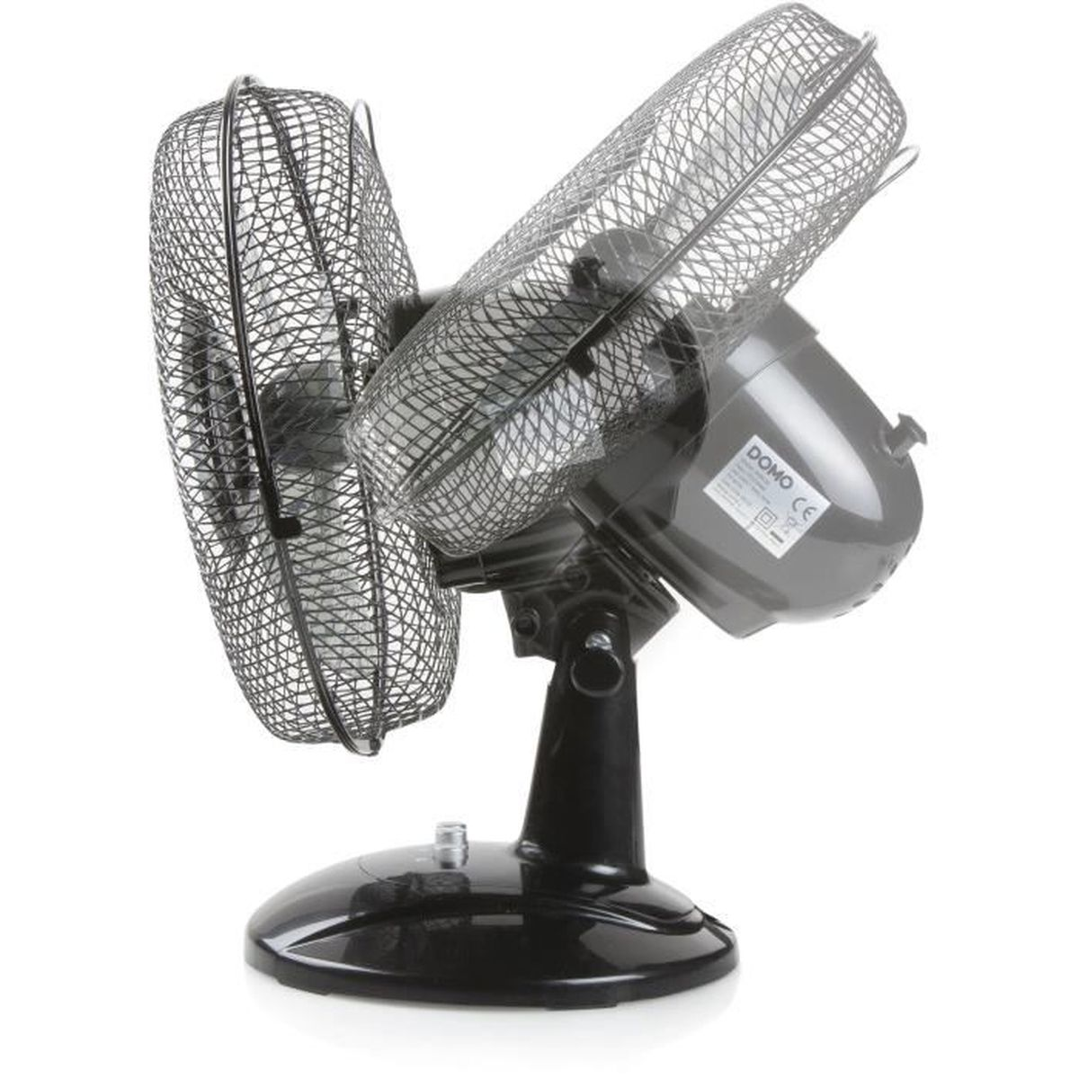 Een zwarte elektrische ventilator met twee koppen. Het heeft een gaaskooi en een zwarte voet. De achtergrond is wit.
