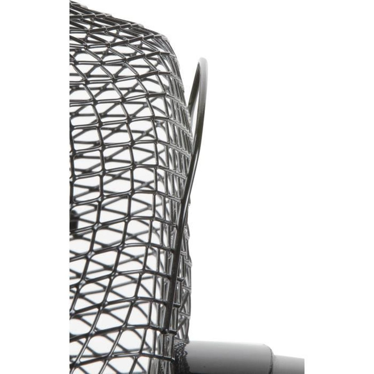 Close-up van een zwart metalen gaasobject met een gebogen handvat, tegen een witte achtergrond. Het gaas is ingewikkeld.