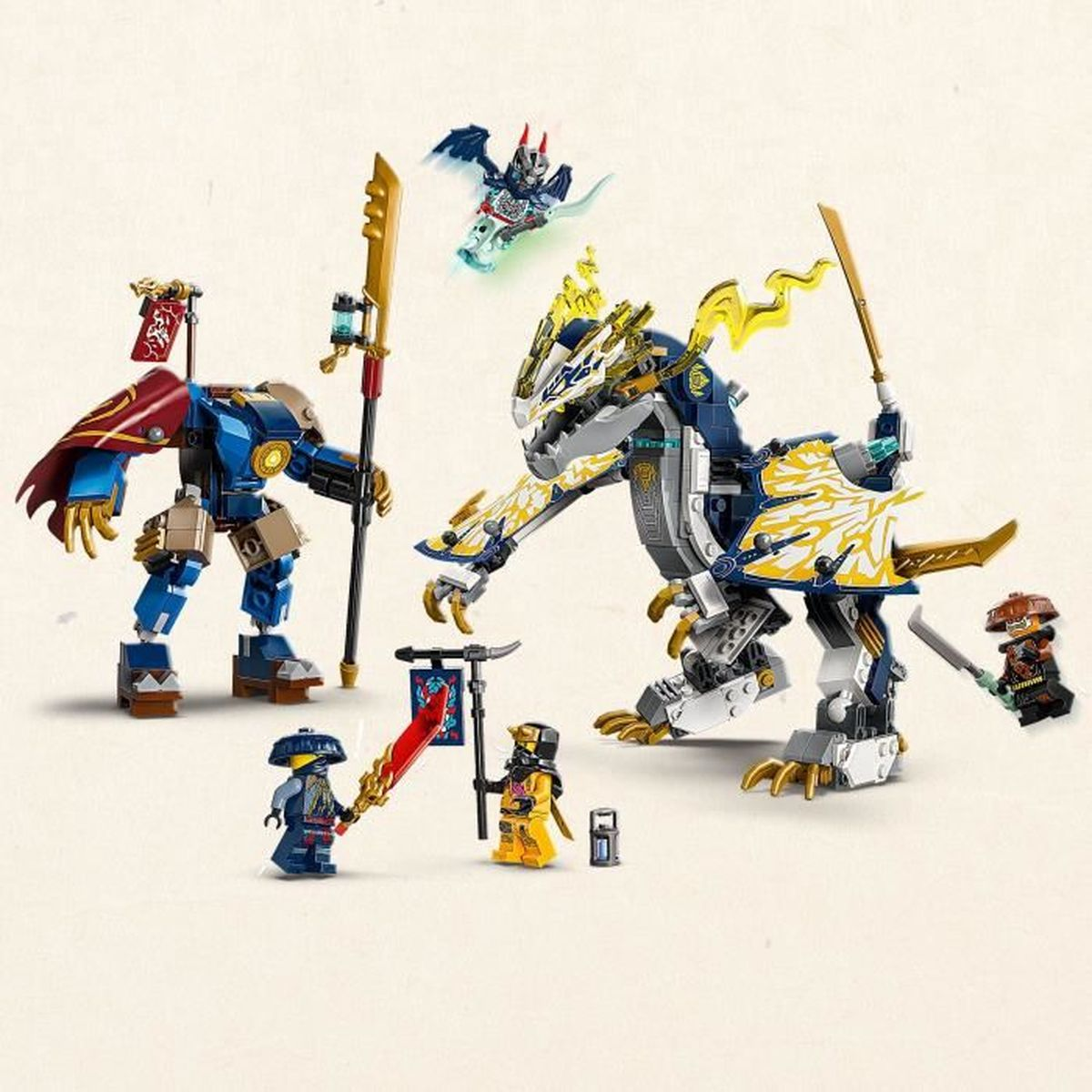 Zestaw Lego Ninjago. Smok, mech, minifigurki i latające stworzenie na białym tle. Postacie trzymają broń, taką jak miecze i włócznie.