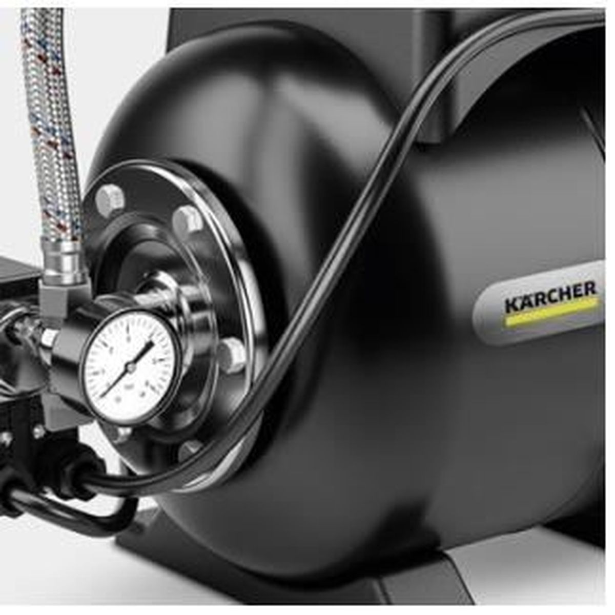 Ein schwarzer Hochdruckreiniger mit Manometer, Metallarmaturen und dem Markennamen Kärcher. Ein flexibler Schlauch ist angeschlossen.