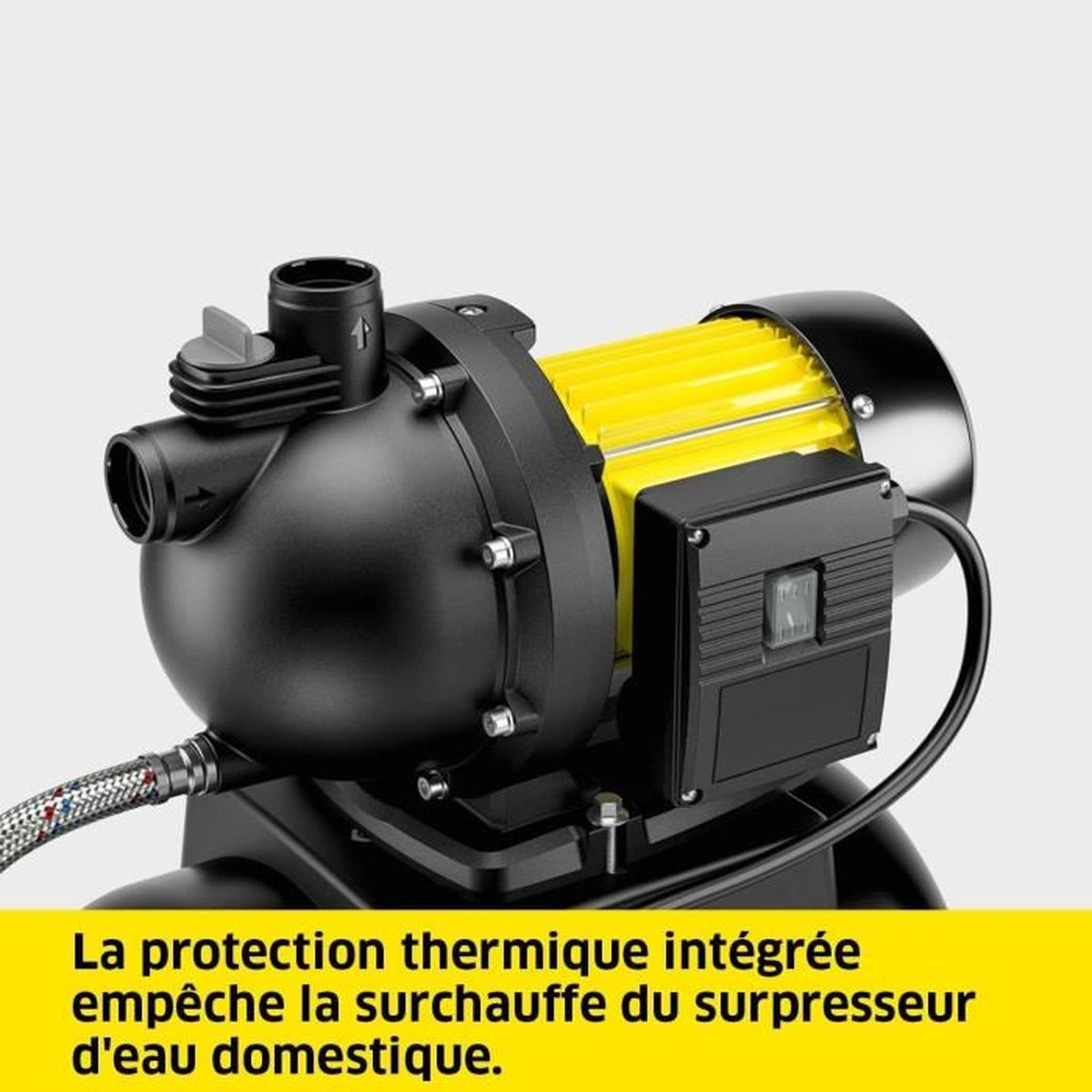 Schwarze und gelbe Wasserpumpe. Schwarzer Körper, gelbes Motorgehäuse. Elektrische Komponenten und Metallschlauch. Text: Thermischer Schutz.
