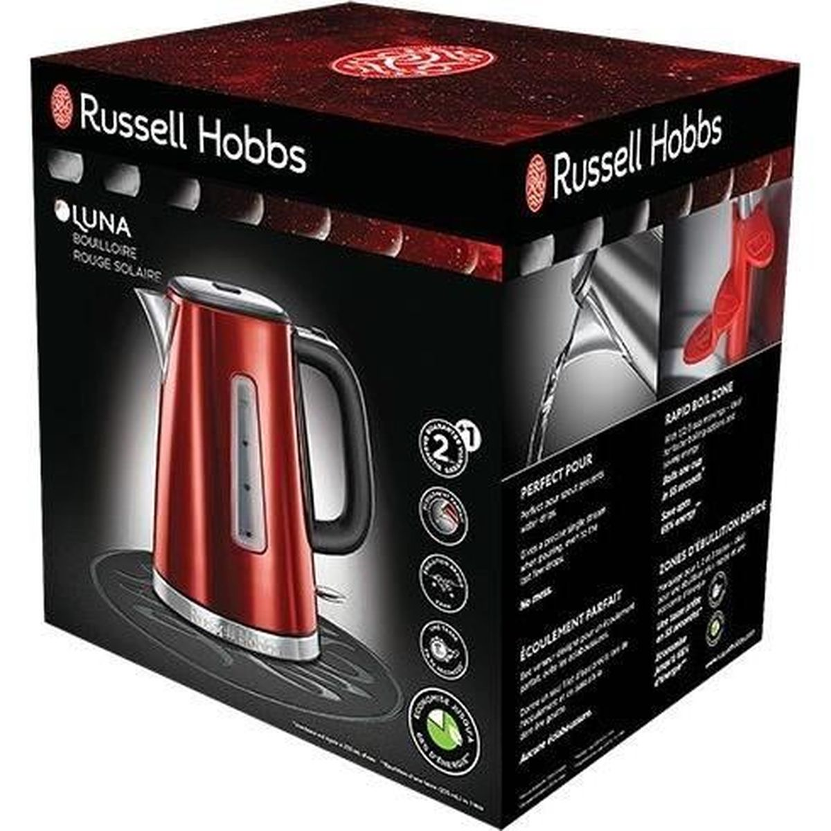 Une bouilloire électrique rouge Russell Hobbs sur une boîte noire. La boîte a du texte et des logos.