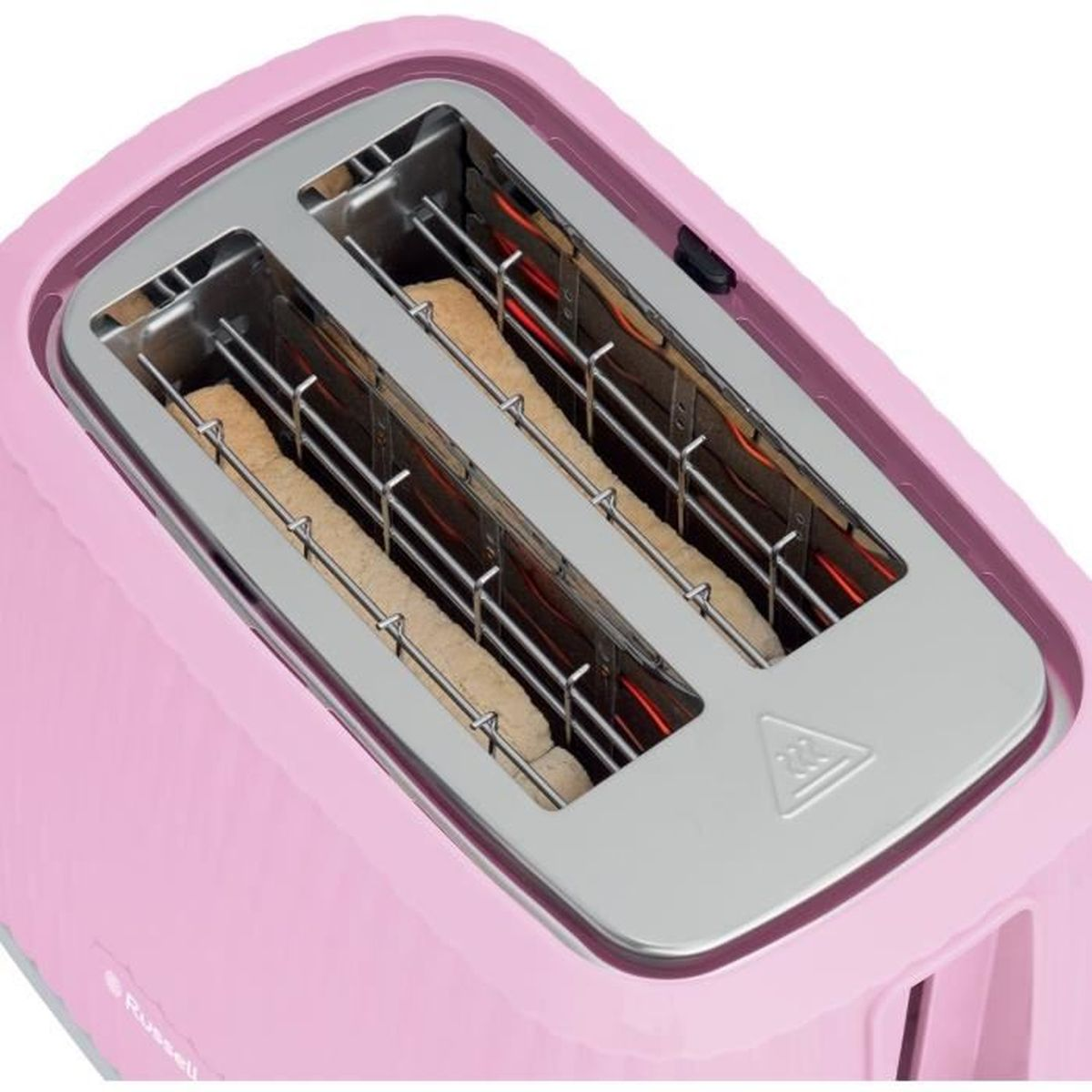 Różowy toster z dwoma otworami, z których każdy zawiera kromkę chleba. Metalowe wnętrze posiada elementy grzewcze. Widoczna jest marka Russell.