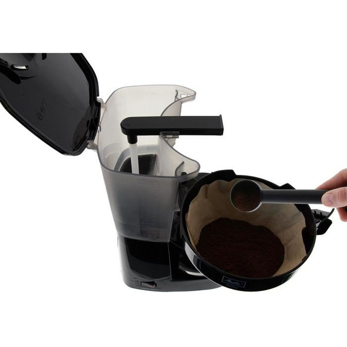 Osoba dodaje zmieloną kawę do filtra ekspresu do kawy. Ekspres do kawy jest czarny, z przezroczystym zbiornikiem na wodę.