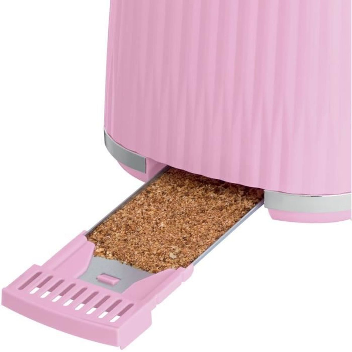 Różowy toster z wysuniętą tacką na okruchy, pełną okruchów. Toster ma żebrowane boki i srebrne wykończenie.