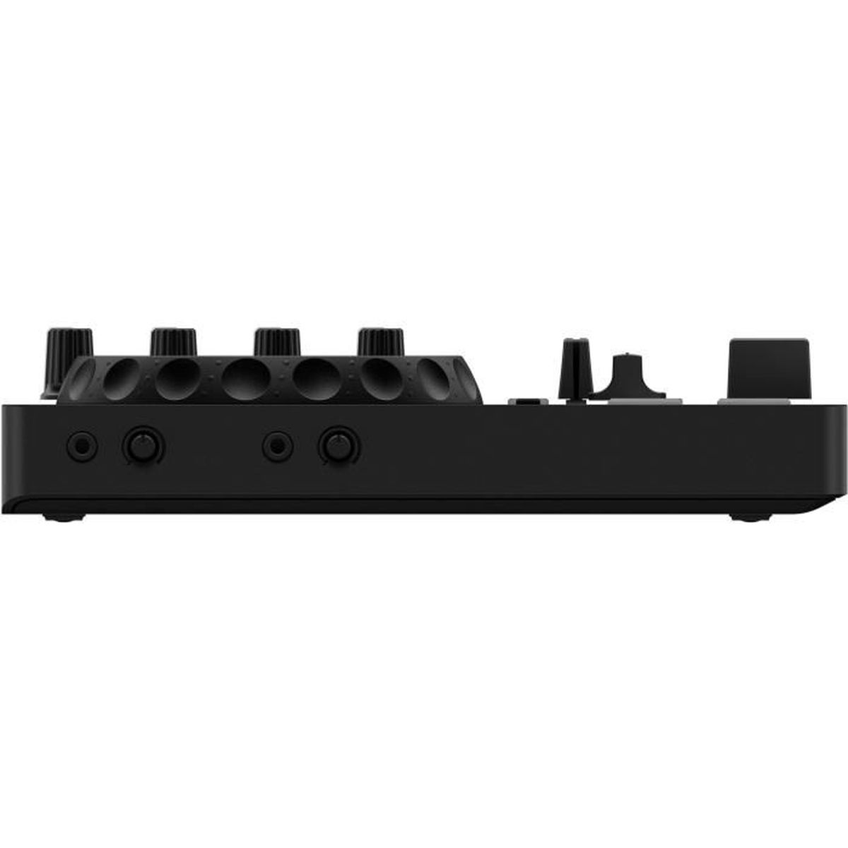 Schwarzer DJ-Mixer mit Knöpfen. Seitenansicht zeigt mehrere Bedienelemente. Das Gerät befindet sich auf weißem Hintergrund.
