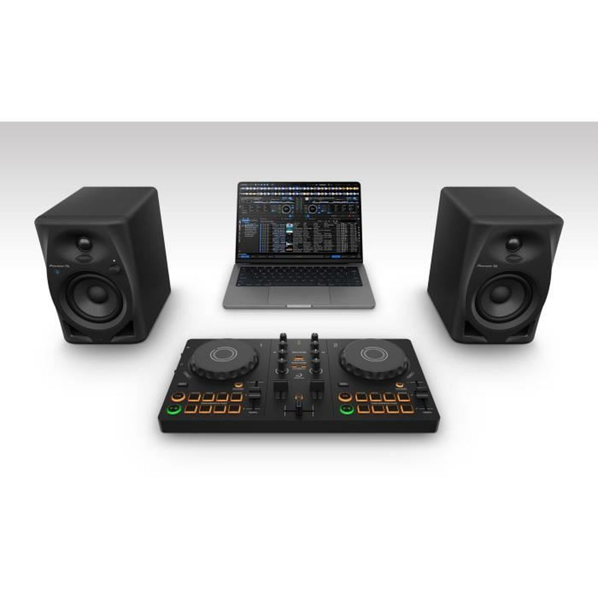 DJ-Setup: Laptop, Lautsprecher und Controller. Schwarze Ausrüstung auf weißer Oberfläche. Der Laptop zeigt eine DJ-Software-Oberfläche.