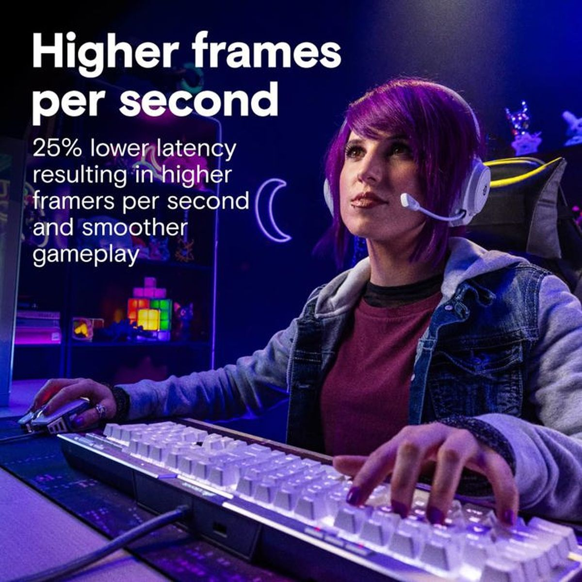 Kobieta z fioletowymi włosami gra na klawiaturze i słuchawkach. W tle tekst o wyższej liczbie klatek na sekundę.