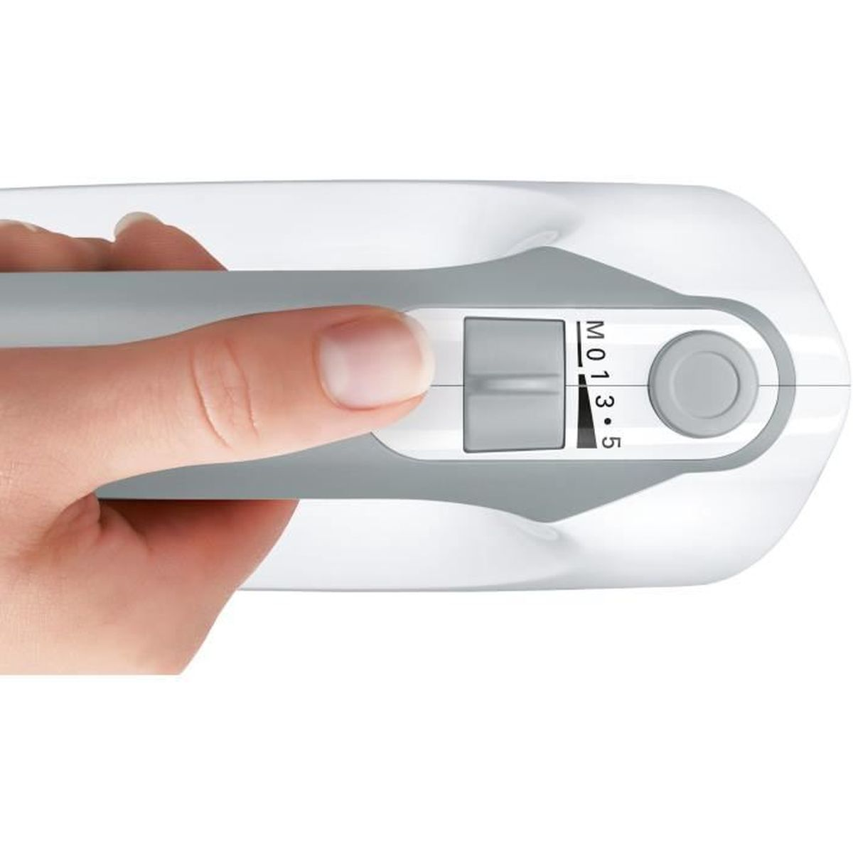 Dłoń trzyma biało-szare urządzenie. Na tarczy widnieje M 0 1 3 5. Widoczny jest również szary przycisk i okrągły przycisk.