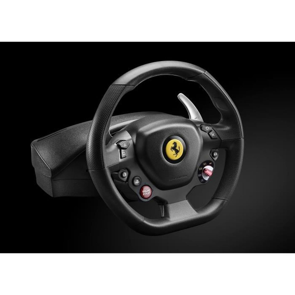 Ein schwarzes Ferrari-Lenkrad mit gelbem Logo, Knöpfen und rotem "Engine Start"-Knopf. Der Hintergrund ist schwarz.