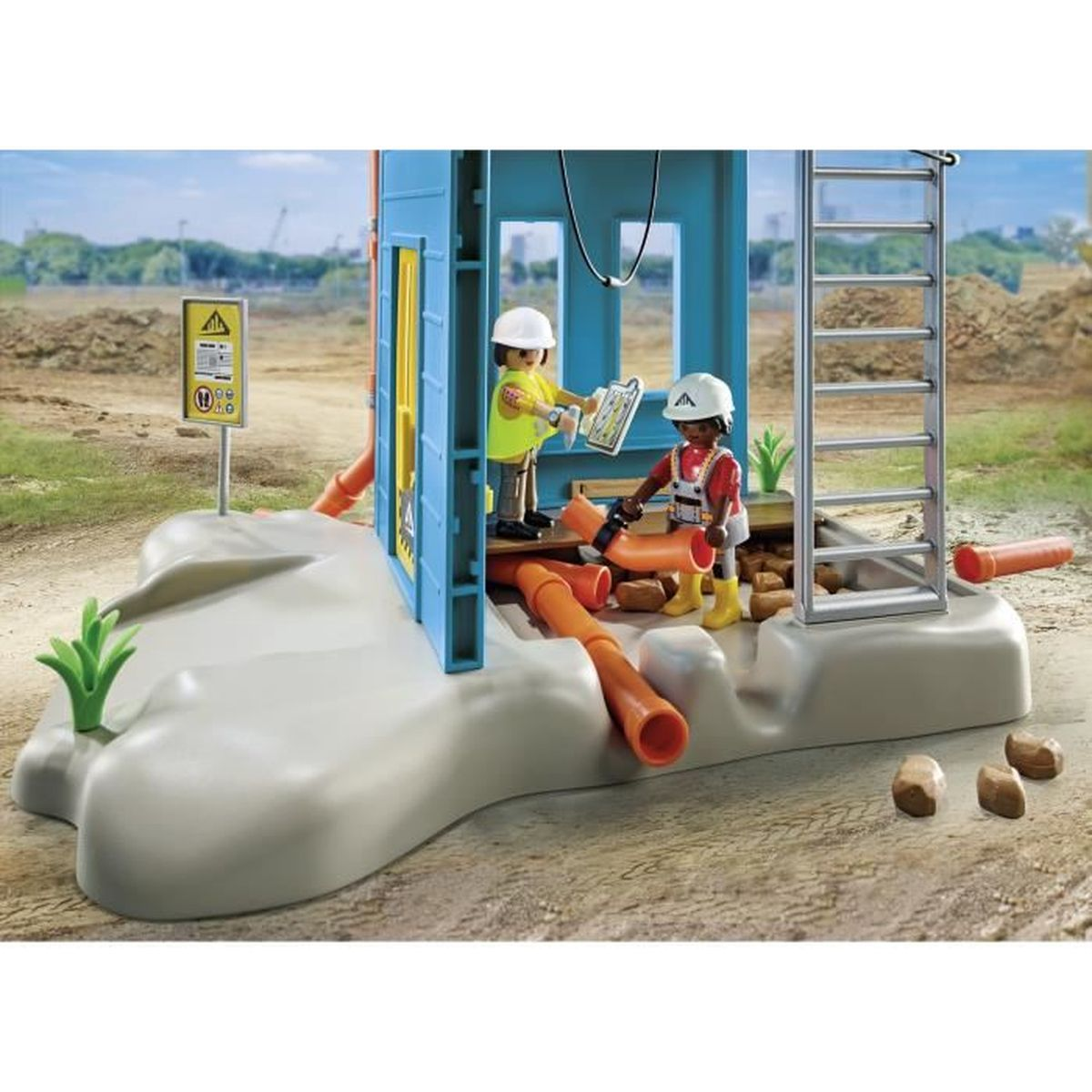 Scena di costruzione. Due figure con caschi vicino a una struttura blu. Tubi arancioni, un cartello e una scala presenti.