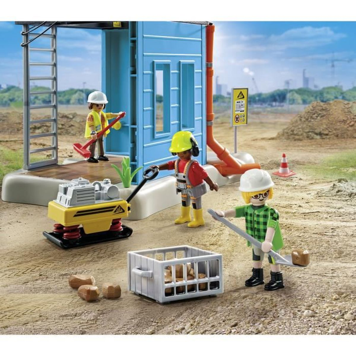 Giocattolo cantiere. Personaggi con caschi e attrezzi. Struttura blu, compattatore giallo, gabbia bianca con pezzi di legno e mucchio di terra.