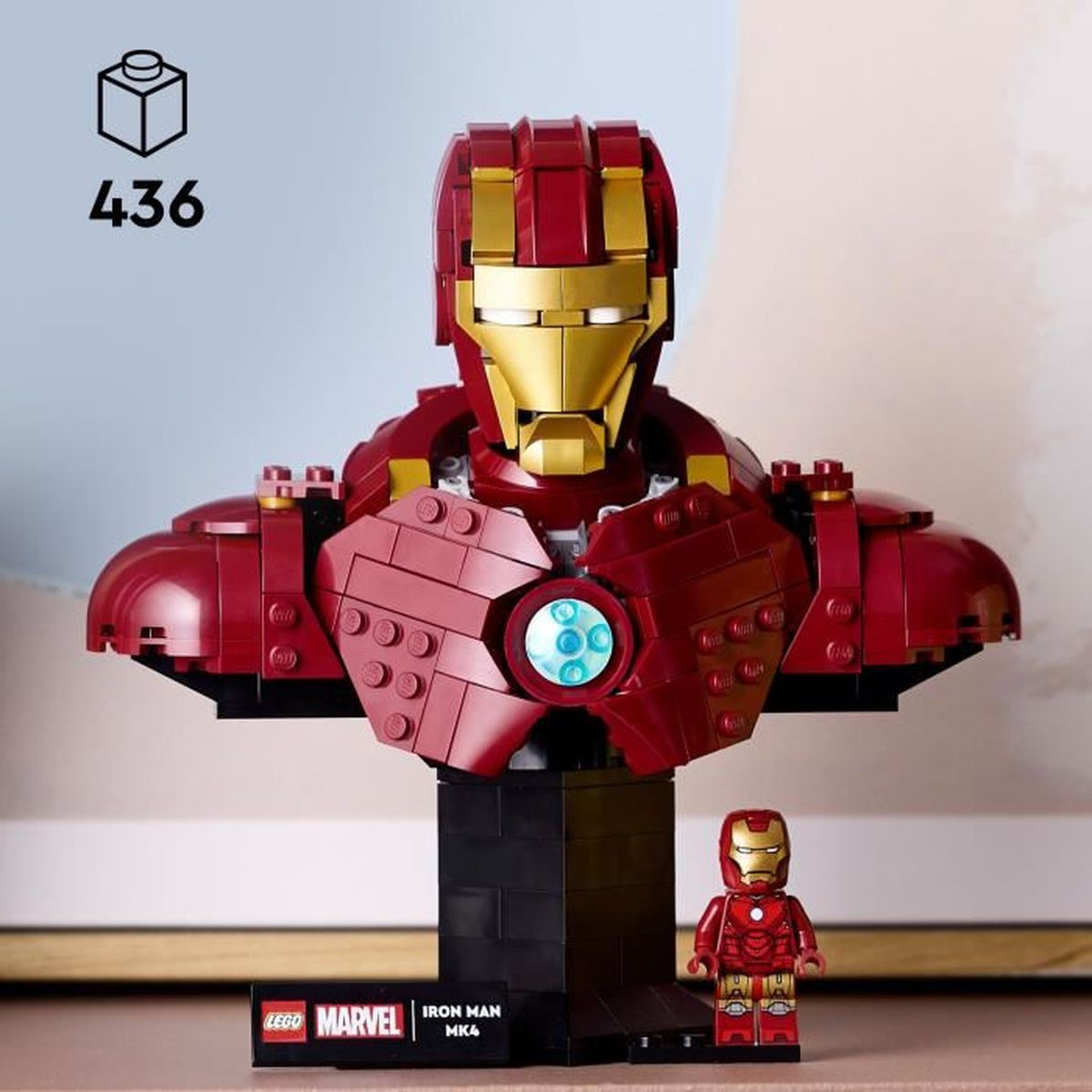 Popiersie Lego Iron Man, czerwone i złote, z małą figurką Lego Iron Man. Popiersie ma świecący reaktor łukowy.