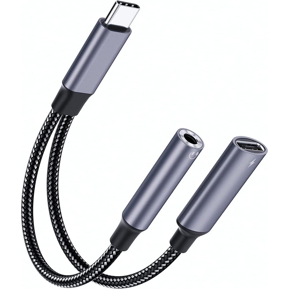 Ein silberner USB-C-zu-3,5-mm-Audioanschluss- und USB-C-Adapter. Er hat ein geflochtenes Kabel und zwei Ausgänge für Audio und Laden.