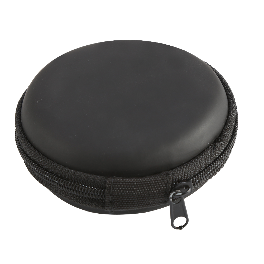 Eine schwarze, runde Tasche mit Reißverschluss. Die Tasche ist geschlossen. Der Reißverschluss befindet sich unten. Der Hintergrund ist weiß.