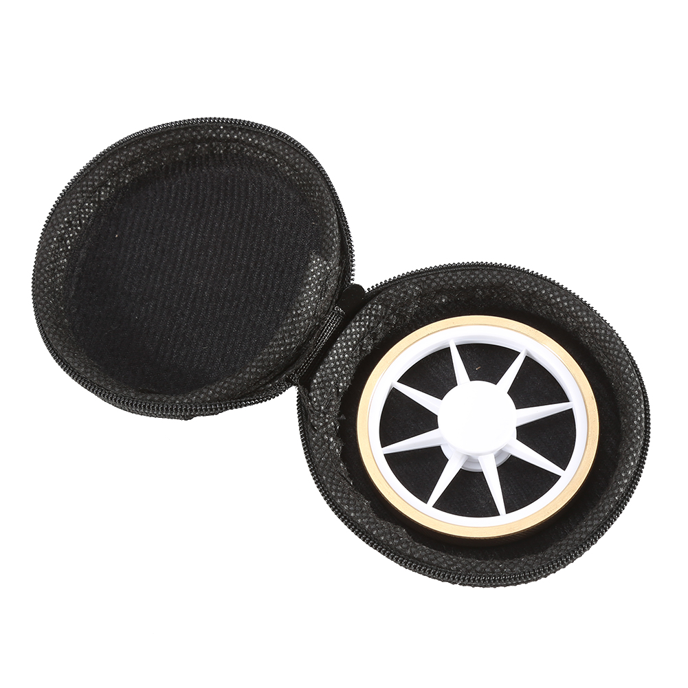 Ein schwarzes Etui ist geöffnet und zeigt ein weißes und goldenes kreisförmiges Objekt mit radialen Speichen im Inneren. Die Hülle hat einen Reißverschluss.