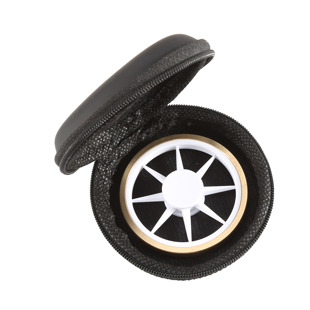 Offene schwarze Hülle mit einem weißen und goldenen kreisförmigen Objekt. Das Objekt hat ein sternförmiges Design.
