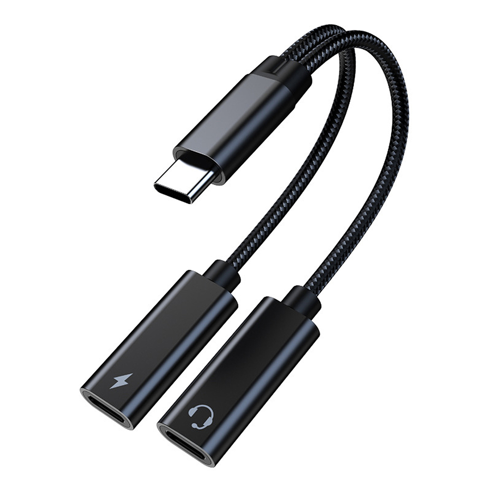 Schwarzer USB-C-Adapter mit zwei Buchsen: eine zum Aufladen (Blitz) und eine für Kopfhörer (Kopfhörersymbol).