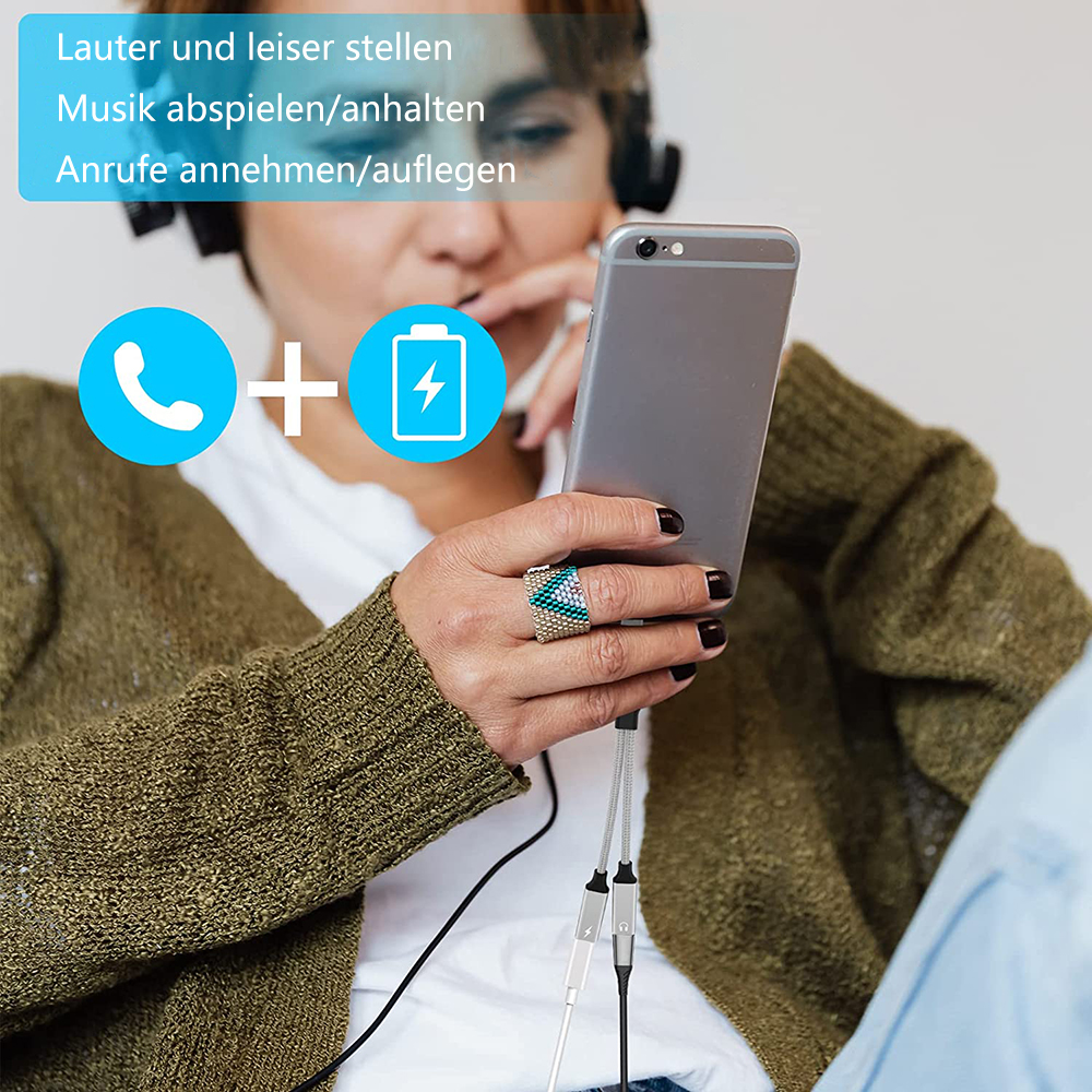 Frau hält Handy mit Kopfhörern, verbunden mit Splitterkabel. Blaue Symbole mit Telefon und Blitz sind sichtbar.