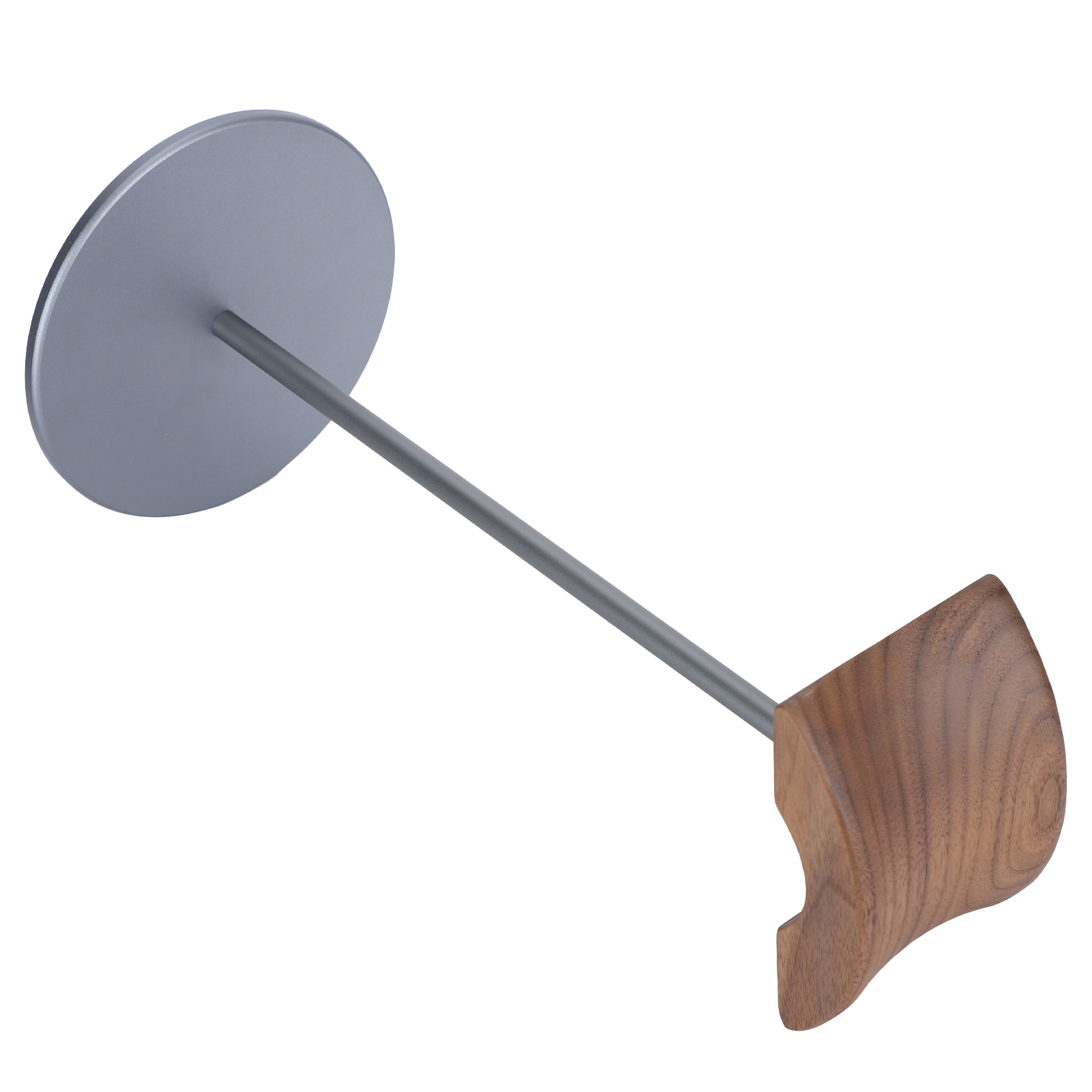 Ein Hutständer. Eine silberne Scheibe ist mit einer silbernen Stange verbunden, die mit einem Holzsockel verbunden ist.