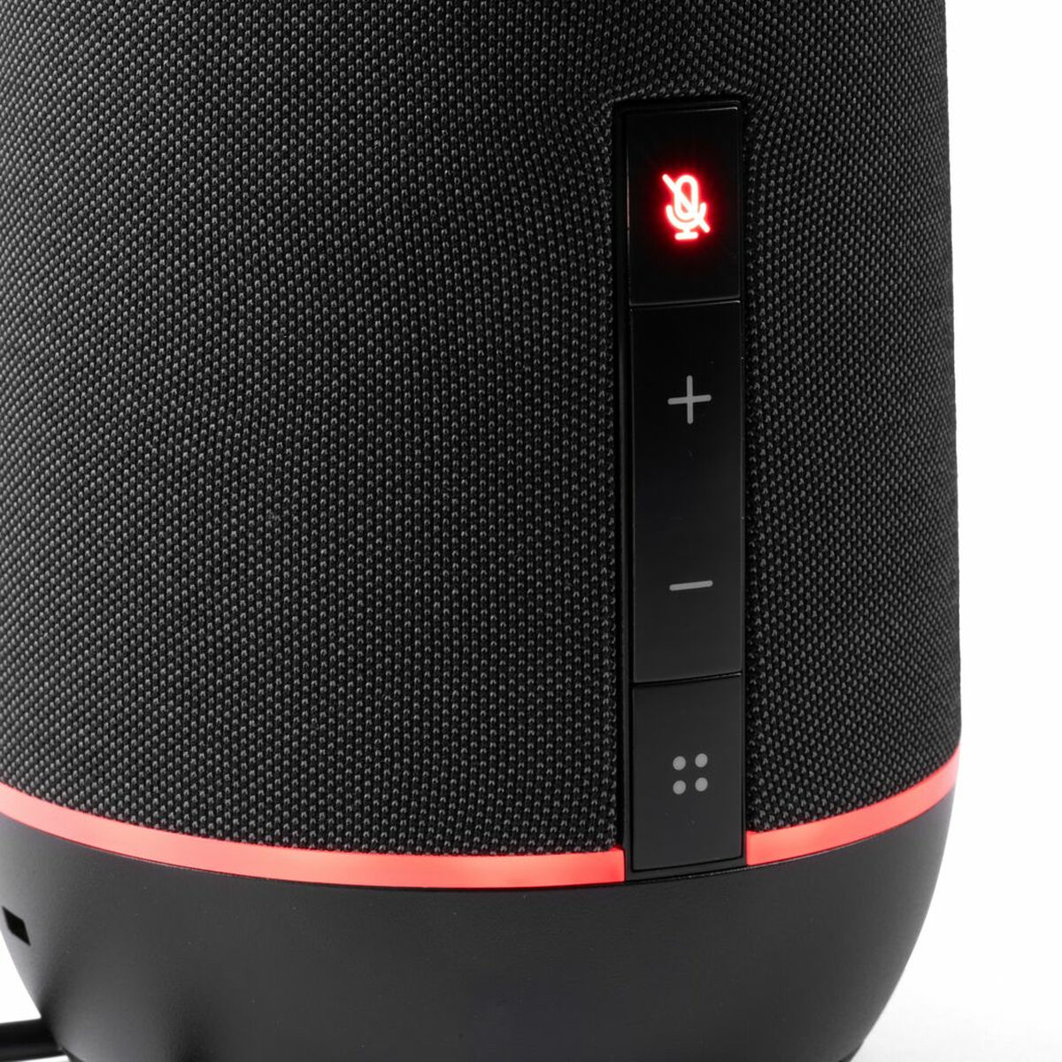 Un altoparlante nero con dettagli rossi e pulsanti di controllo. Un'icona del microfono è illuminata di rosso. Sono visibili anche un più, un meno e tre punti.