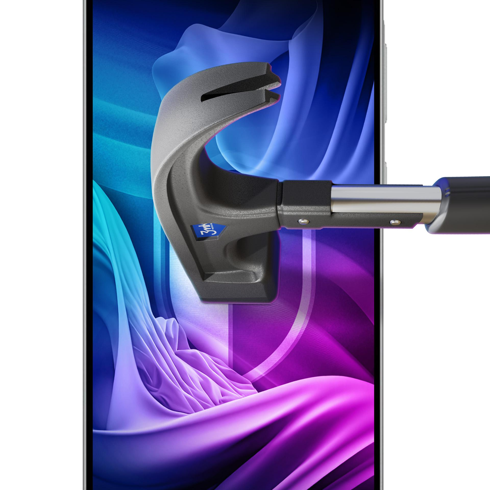 Uno schermo del telefono colpito da uno strumento grigio. Lo schermo ha un design astratto blu e viola. Lo strumento è metallico.