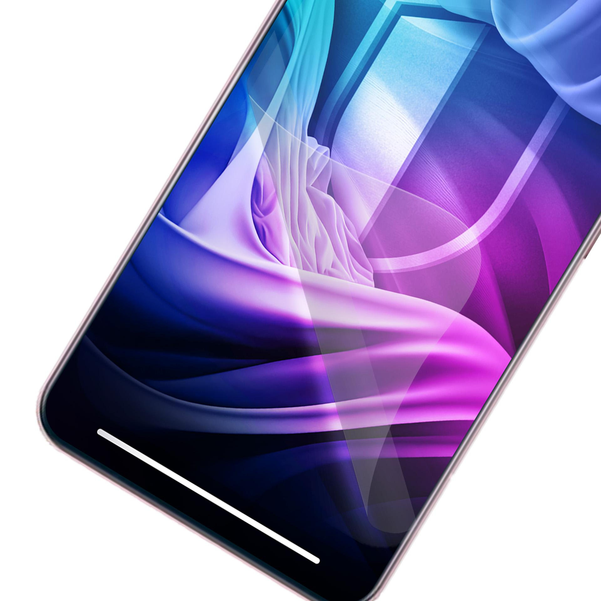 Primo piano di uno smartphone. Lo schermo mostra forme astratte blu, viola e bianche. Il telefono è inclinato su sfondo bianco.