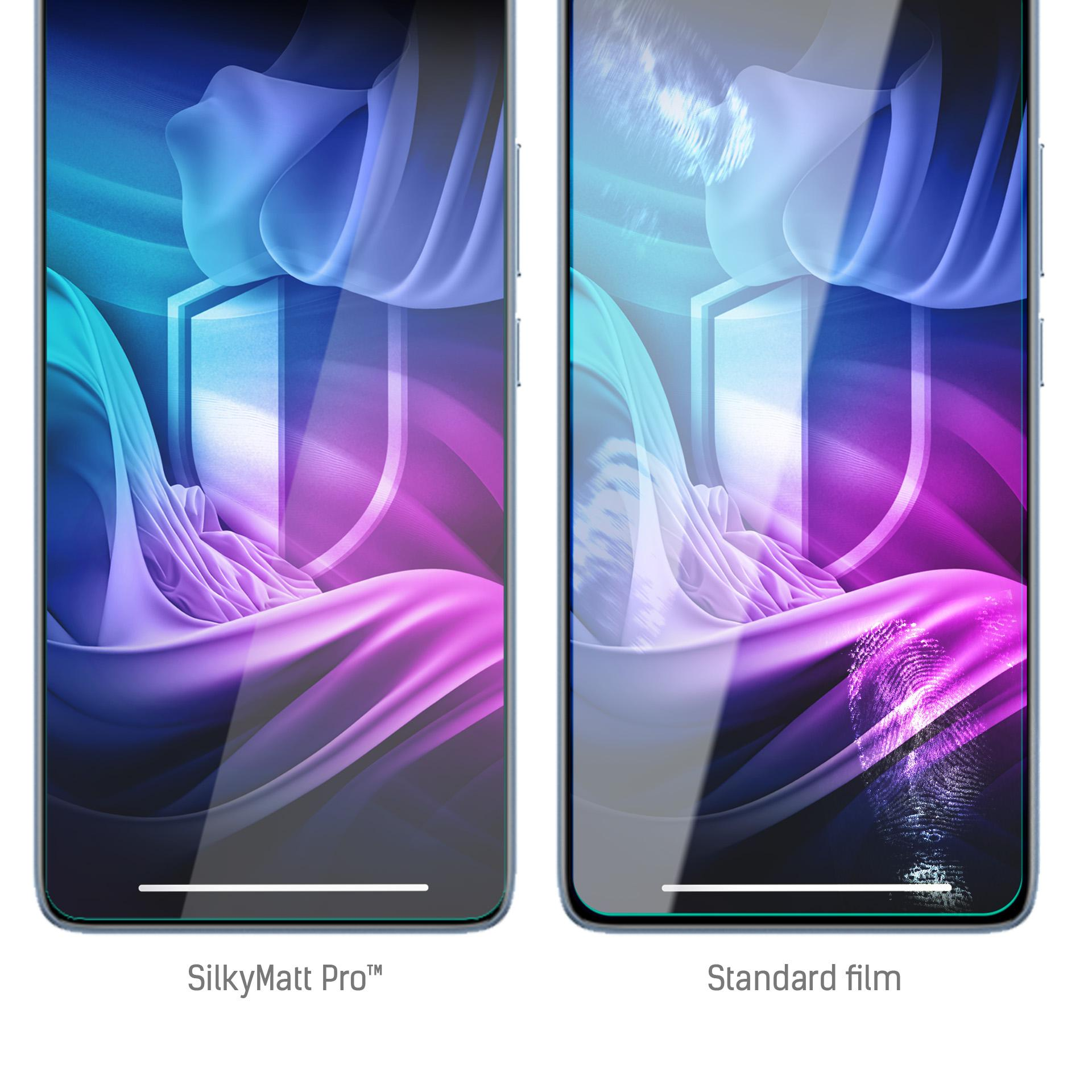 Due schermi di telefono affiancati. SilkyMatt Pro a sinistra, pellicola standard a destra. Design astratti e colorati.