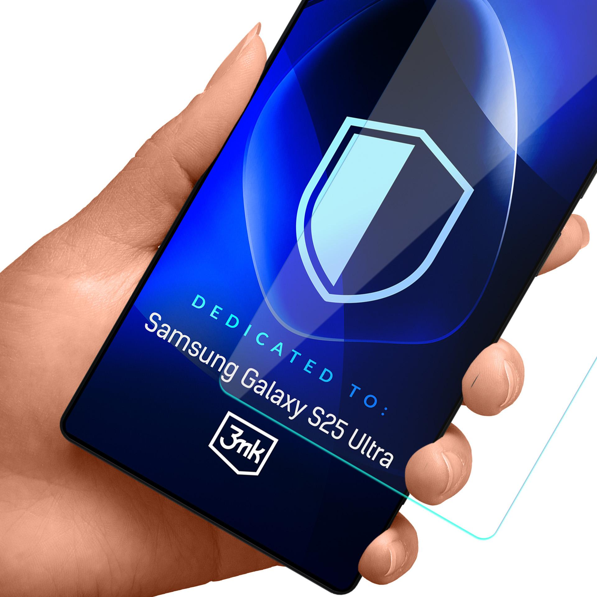 Mano che tiene una protezione per lo schermo del telefono. Lo schermo dice 'Dedicato a Samsung Galaxy S25 Ultra' con un'icona a scudo.