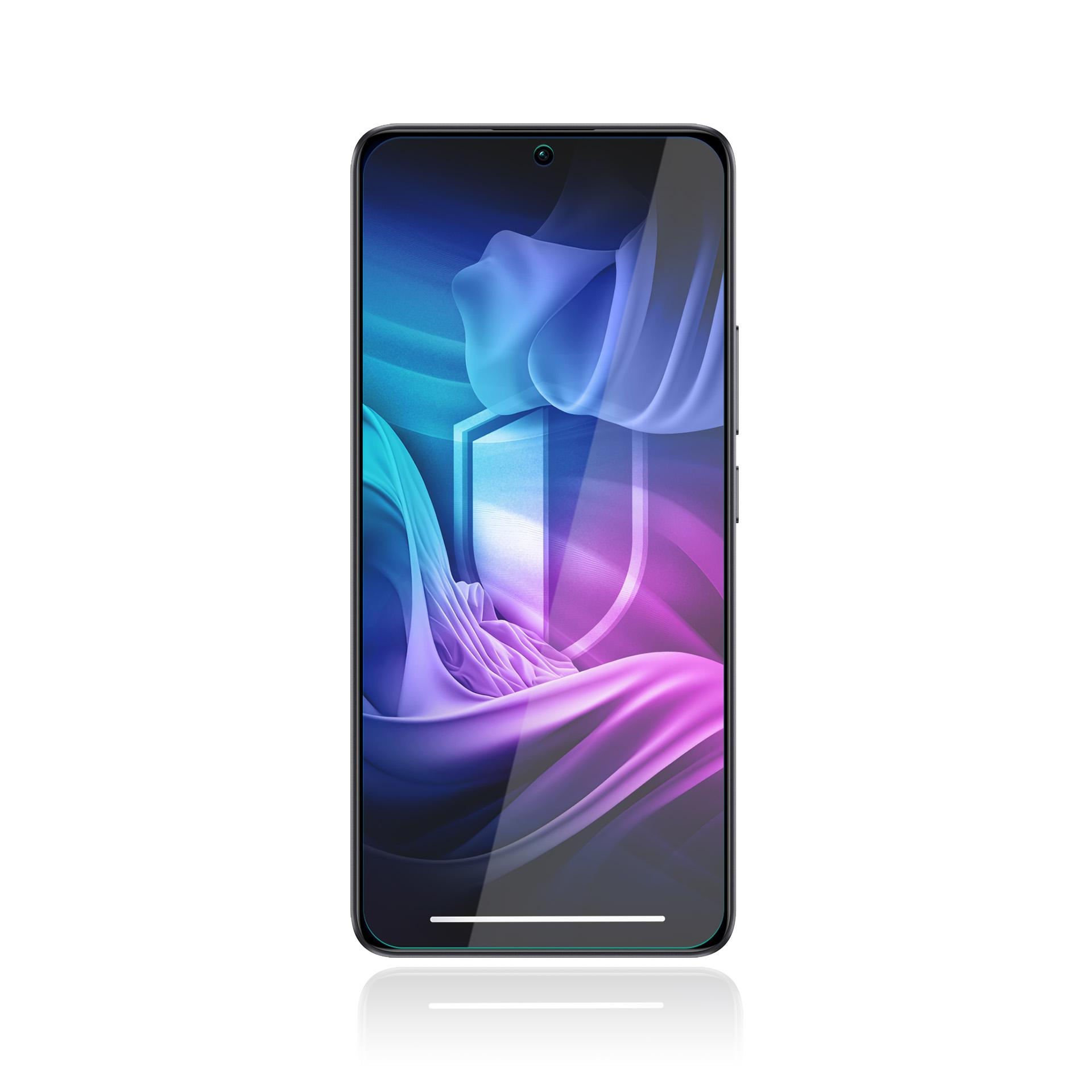 Lo schermo dello smartphone mostra una grafica a scudo con forme fluide blu e viola, che si riflettono su una superficie bianca.