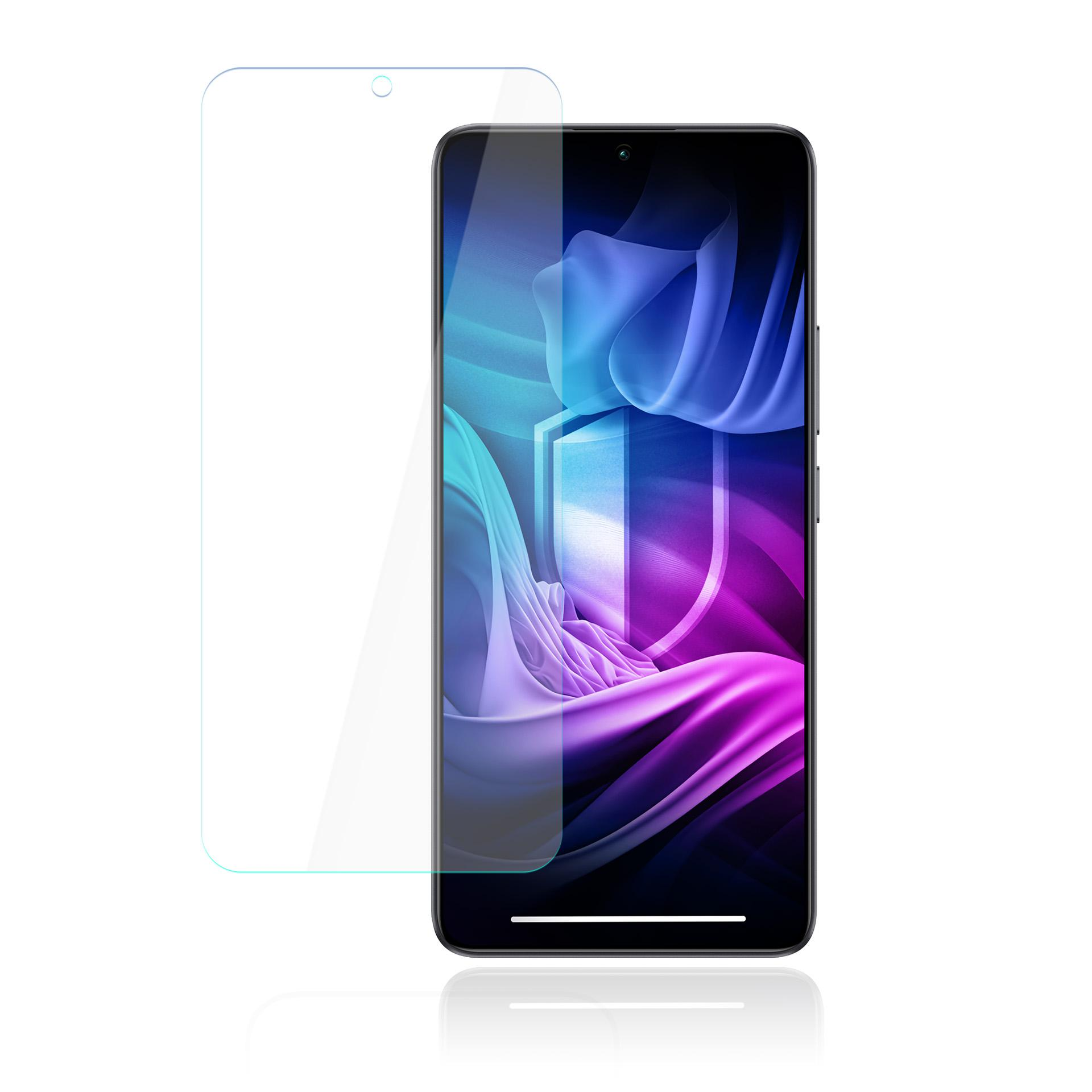 Uno smartphone con una protezione schermo accanto. Lo schermo del telefono mostra arte astratta nei colori blu, viola e bianco.