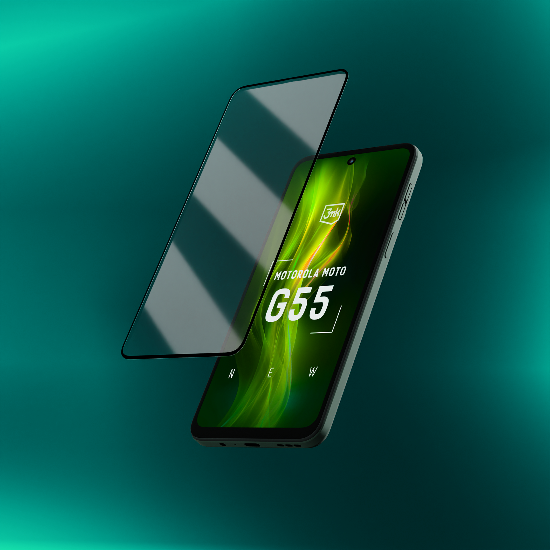 Un telefono Motorola Moto G55 con una protezione schermo fluttuante sopra, su uno sfondo sfumato verde acqua.