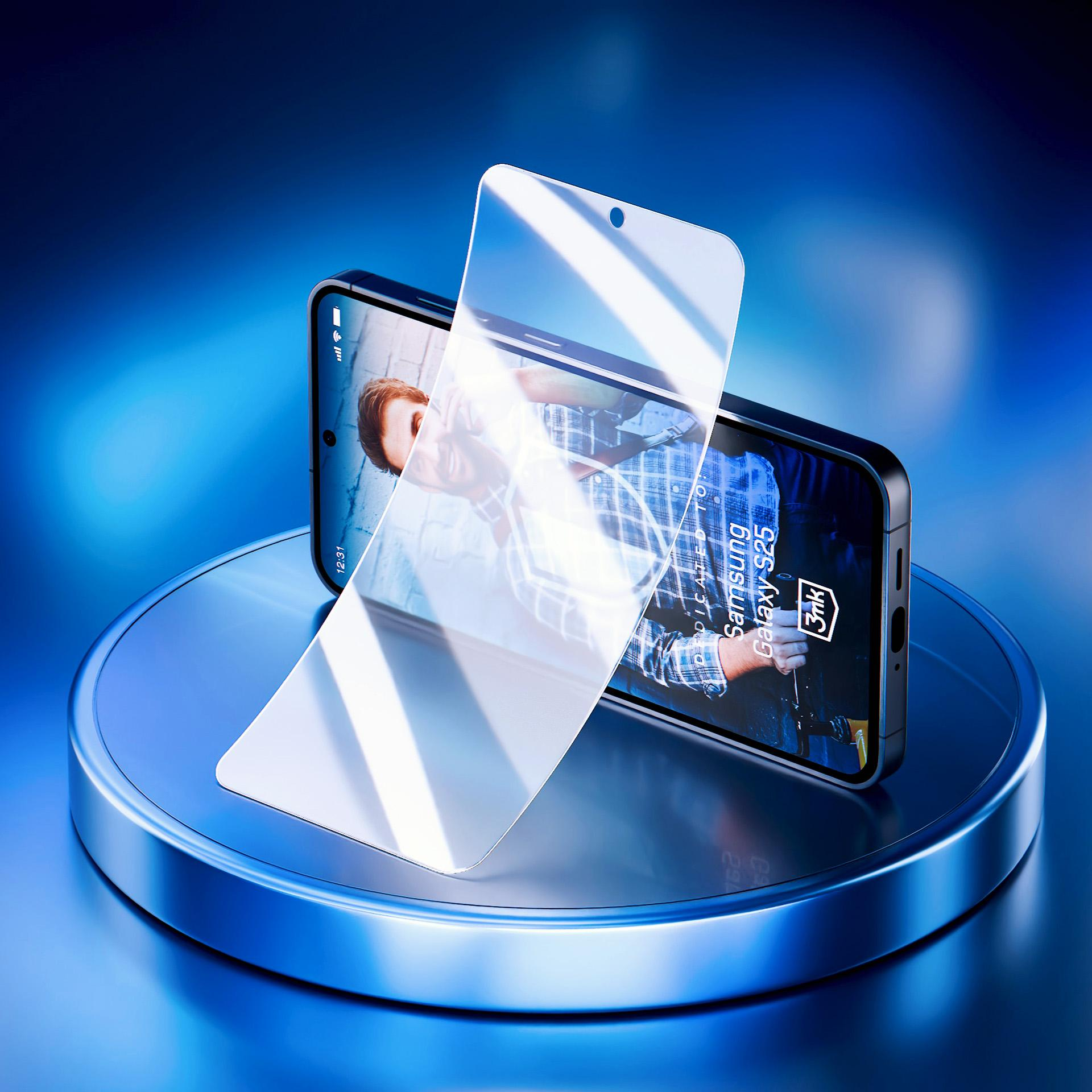 Smartfon z ochraniaczem ekranu na odblaskowej niebieskiej powierzchni. Ekran pokazuje mężczyznę. Widoczna etykieta Samsung Galaxy S25.