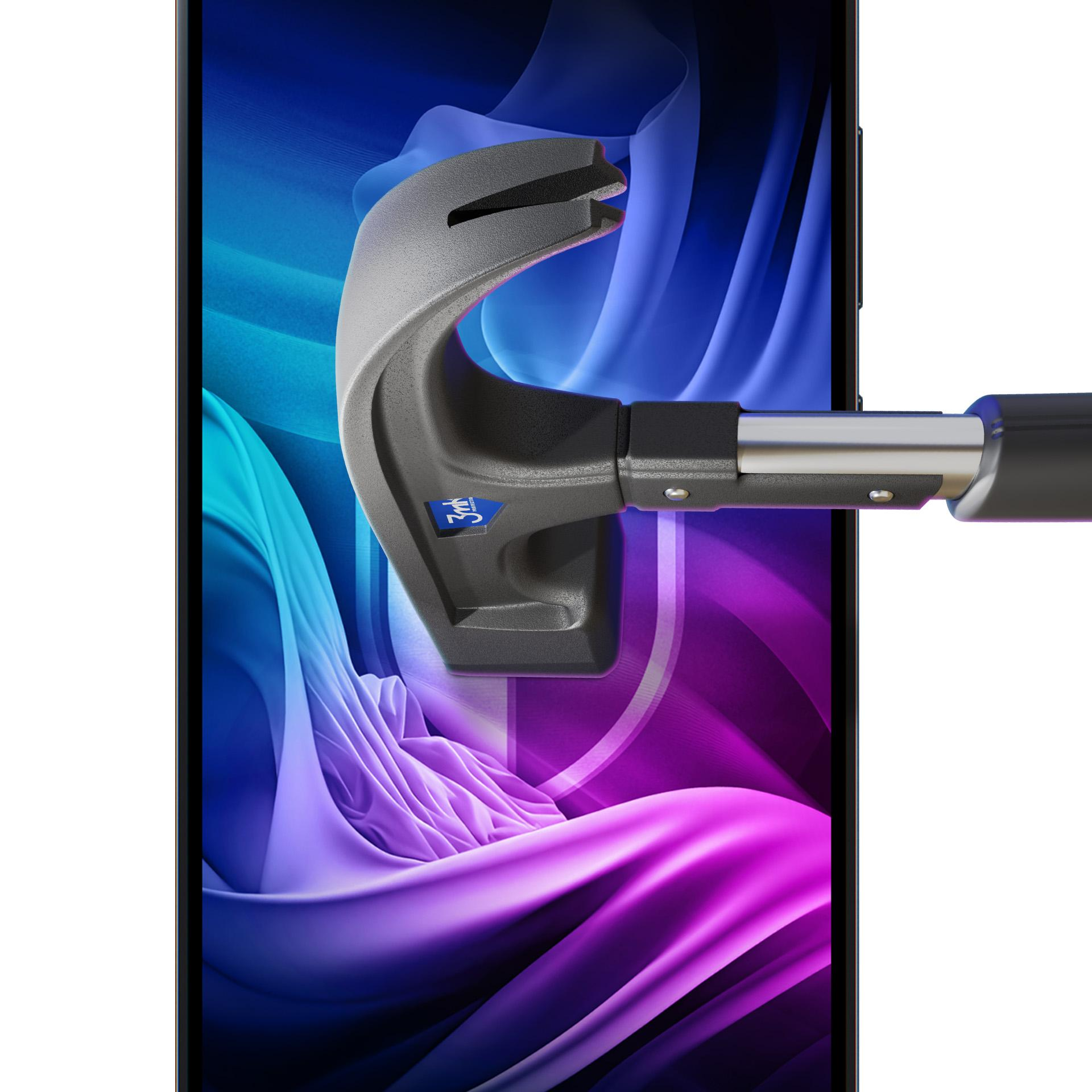 Uno schermo del telefono con uno sfondo colorato viene colpito da uno strumento grigio. Lo strumento ha un manico e una testa curva.