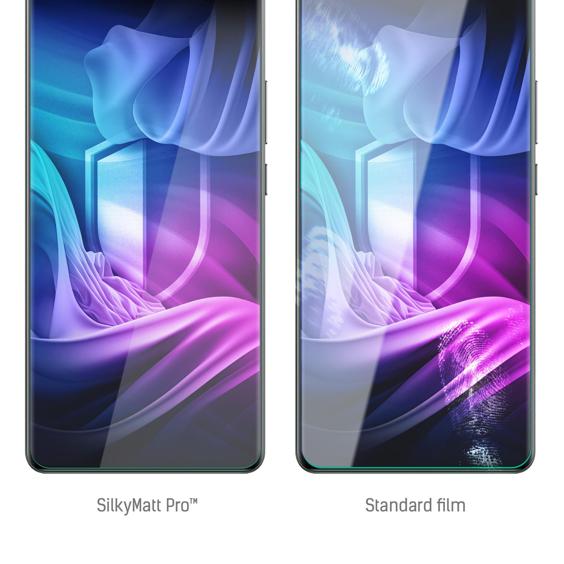 Due schermi di smartphone affiancati. Quello a sinistra dice 'SilkyMatt Pro', quello a destra 'Standard film'. Entrambi mostrano arte astratta.